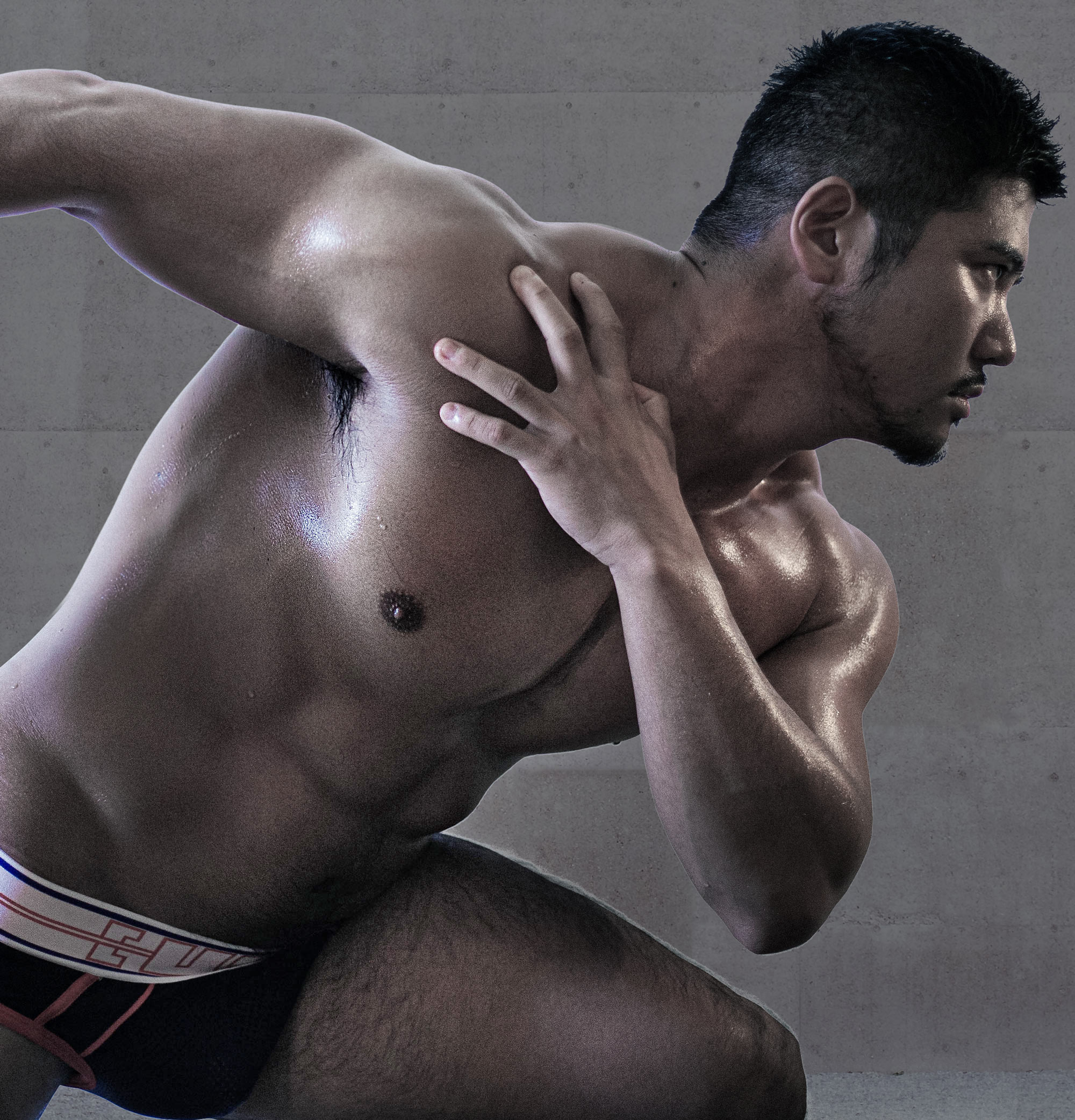 筋肉質な男性モデルによるトレーニーの身体リセットのイメージ・GOGO SASUKE パンツ 上半身 下半身