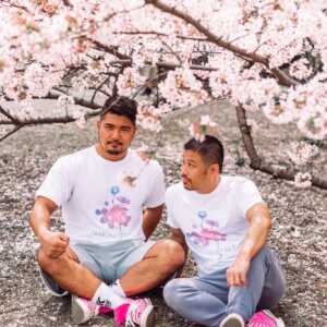 桜の下に筋肉質な男性二人